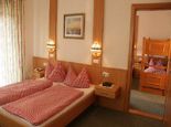 familienurlaub-in-österreich - Schwertlilie Elternzimmer - Berghof Sturmgut - Bergidylle pur & neben Skipiste Hinterstoder