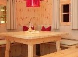 gemütliches Sitzen am Zirben-Esstisch - Zirbenferienwohnungen im Landhaus Mauerwirt Bad Kleinkirchheim