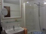 Badezimmer im Sommer, Zimmer Komfort-Wohnschlafzimmer mit Terrasse - Alpenhof Messmer Schruns/Tschagguns