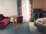 Geräumige Zimmer mit Schreibtisch und Wohnbereich