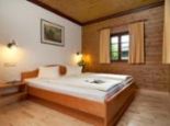 DORF Seeleitn, Wohnbeispiel Schlafzimmer - Naturel Hoteldorf SEELEITN Faaker See