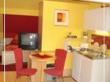 Kleinküche mit Blick ins Schlafzimmer - Apartmentanlage Loindl Unterach