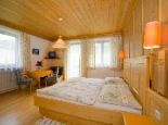 Mehrbettzimmer mit Vollholzmöbel - Schoerghof Abtenau