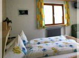 Frühstückspension Haus Furka Dreibettzimmer mit DU/WC Bild