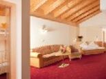 Sternensuite mit Blick ins Kinderzimmer - Familienhotel St. Laurentius Fiss