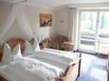 Großes Doppelzimmer mit Westbalkon Großes Doppelzimmer mit Westbalkon Bild - Hotel garni Bergspatz Rottach-Egern
