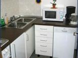 Separate Küche mit Mikrowelle und Geschirrspüler - Ferienwohnung Pelka Bad Toelz