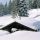 Hütte in der tiefverschneiten Winterlandschaft