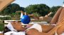 bequeme Sonneninseln rund um den Naturbadeteich - Quellenhotel & Spa**** Heiltherme Bad Waltersdorf Bad Waltersdorf