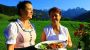 Anni und Brigitte mit Gosaukamm - Anni´s Hotel-Restaurant GOSAUERHOF*** Gosau