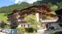 Aussenansicht vom Hotel im Sommer
