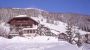 Haus Frontansicht, im Hintergrund Brunnachabfahrt - Appartements-Restaurant Sportalm Bad Kleinkirchheim