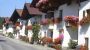 Dorfstraße in Mutters mit dem Pittlanderhof