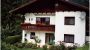 Ansicht des Hauses mit Garten und Terrasse vor dem Wohnzimmer der Ferienwohnung.
