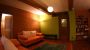 Couches und Bücherregal - Achen Appartement Tirol Kramsach