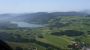 eingebettet in der lieblichen Landschaft liegt der Irrsee