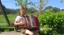 Unser Sebastian spielt gern ein paar flotte Stücke auf seiner diatonischen Zieharmonika