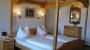 Rustikales Himmelbettzimmer mit und ohne Balkon