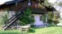 Die Ostwohnung besteht aus einem Wohnschlafzimmer, kleinen Kinderzimmer, Wohnküche, Bad und WC. Zur Wohnunggehört auch ein Balkon und eine Terasse.